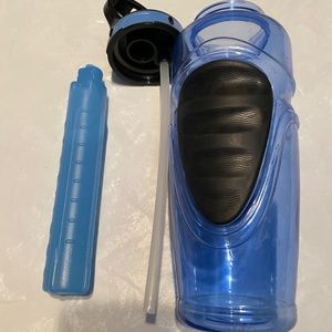 Travel drink bottle with ice tube and straw holds up to 32 oz